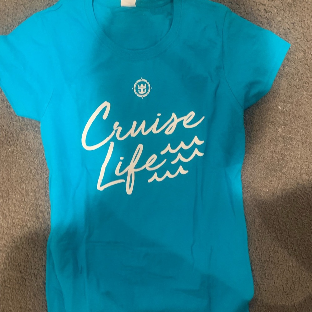 NWT!!! Tropical blue gildan cotton t-shirt